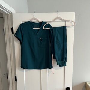 Figs Catarina One-Pocket Scrub Top and Zamora Jogger Pants size S Caribbean Blue